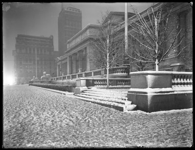 Veduta notturna della facciata della Fifth Avenue della sede principale della Biblioteca Pubblica di New York nella neve, 42nd Street e Fifth Avenue, New York City, 6 marzo 1915 da William Davis Hassler
