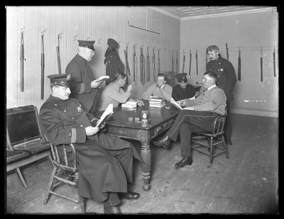 Ufficiali che si Rilassano in una Stazione di Polizia Non Identificata, c.1913-14 da William Davis Hassler
