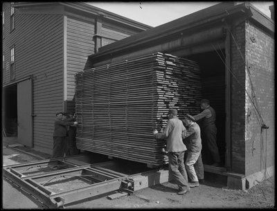 Rimozione del legname destinato alla fabbricazione di bare dal forno di essiccazione, Oneida, New York, 3 aprile 1916 da William Davis Hassler