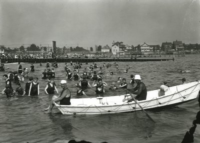 Barca a remi e nuotatori in acqua, Coney Island da William Davis Hassler