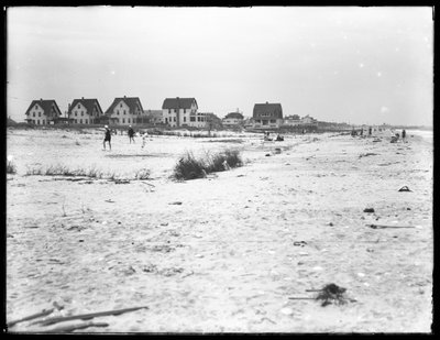 Seconda metà di una vista panoramica dei lotti fronte mare e della spiaggia, Belle Harbor, Queens, 11 luglio 1915 da William Davis Hassler