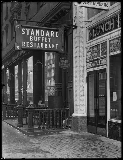 Insegna per il ristorante Standard Buffet, Fourth Avenue tra E. 31st e 32nd Streets, New York City, 6 febbraio 1917 da William Davis Hassler