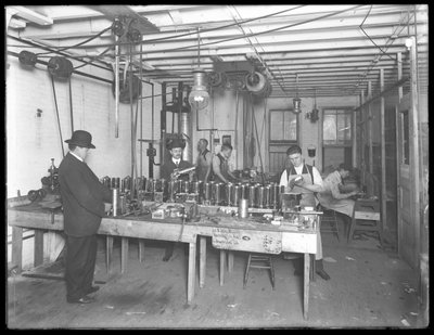 Officina al sesto piano, Geyser Electric Water Heater Company, 42 Hudson Street, New York City, 31 dicembre 1914 da William Davis Hassler