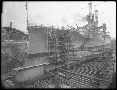 La U.S.S. Utah in Bacino di Carenaggio al Brooklyn Navy Yard, c.1912 da William Davis Hassler