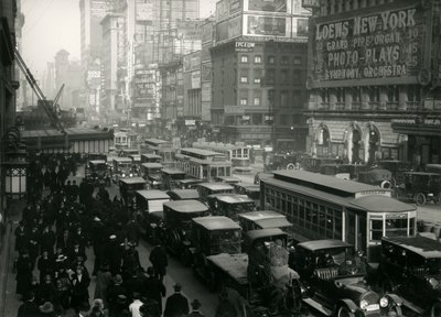 Times Square, affollata di auto, autobus e persone, c.1917 da William Davis Hassler