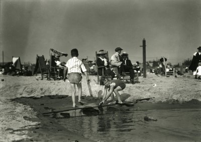 Due bambini giocano con scarti di legno in acque basse, Coney Island, c.1910-21 da William Davis Hassler
