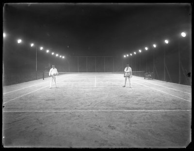 Due giovani uomini su un campo da tennis in argilla non identificato di notte, luglio 1915 da William Davis Hassler