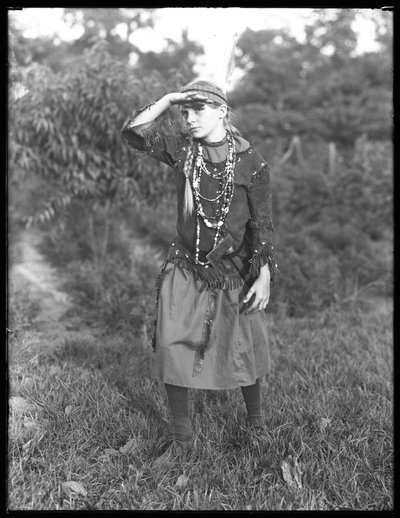 Ragazza non identificata posa nei boschi in costume, c.1915 da William Davis Hassler