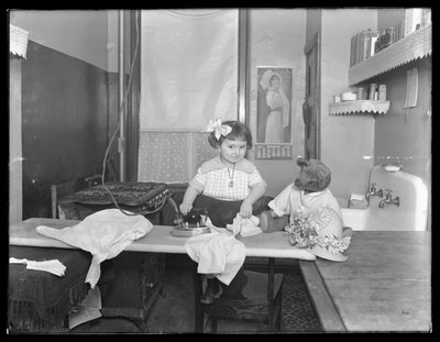 Bambina non identificata che dimostra l