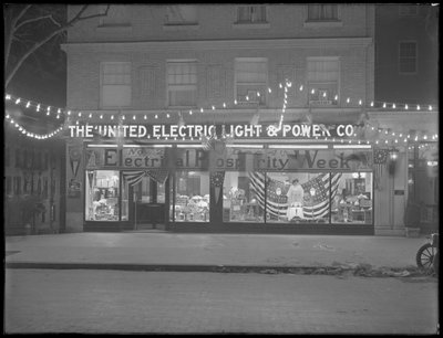 Vetrina della United Electric Light and Power Company decorata per la 