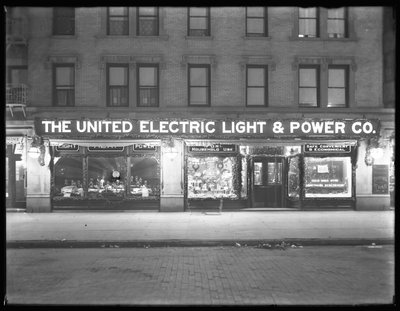 Vista ampia della vetrina della United Electric Light and Power Company a W. 138th Street e Hamilton Place, New York City, 17 dicembre 1914 da William Davis Hassler