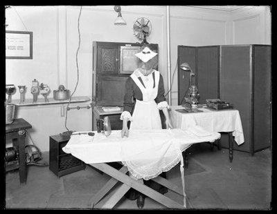 Giovane donna in costume da cameriera che dimostra l