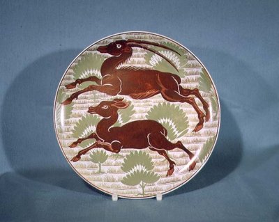 Piatto decorato con due antilopi in corsa in lustro rosso rubino su terracotta color crema, fine XIX secolo da William de Morgan