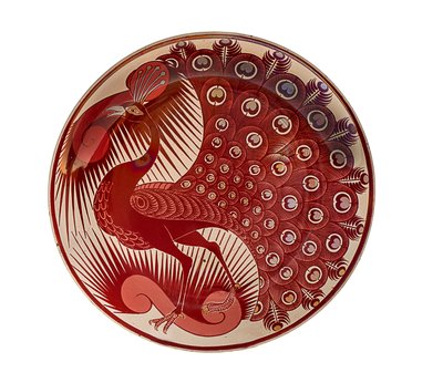 Piatto di pavone rosso lustro da William de Morgan