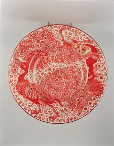Piatto in rubino e oro decorato con due pavoni, dipinto da Charles Passenger (c.1890) da William de Morgan