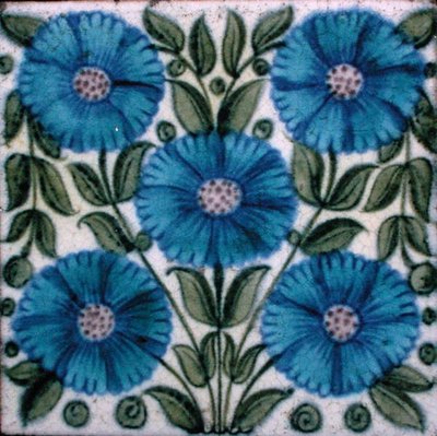 Piastrella con disegno floreale in stile persiano da William de Morgan