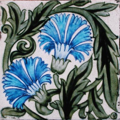 Piastrella con disegno floreale da William de Morgan