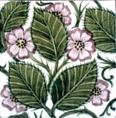 Piastrella con disegno floreale da William de Morgan
