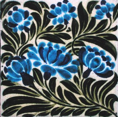 Piastrella con motivo floreale da William de Morgan