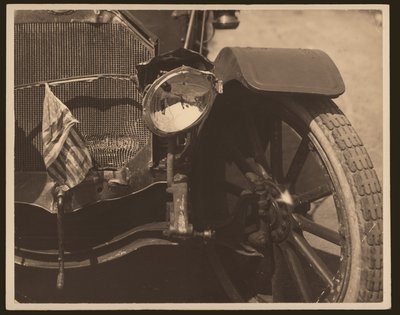 Primo piano di faro e griglia danneggiati su automobile da William G. Swekosky