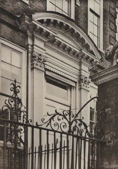 Porta, North Pallant, Chichester da William Galsworthy Davie