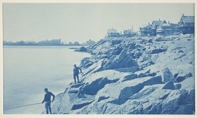 Due uomini che pescano dalle rocce in un resort balneare da William H. Cades