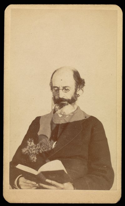 [Uomo calvo e barbuto non identificato che legge seduto]. da William H. Mumler