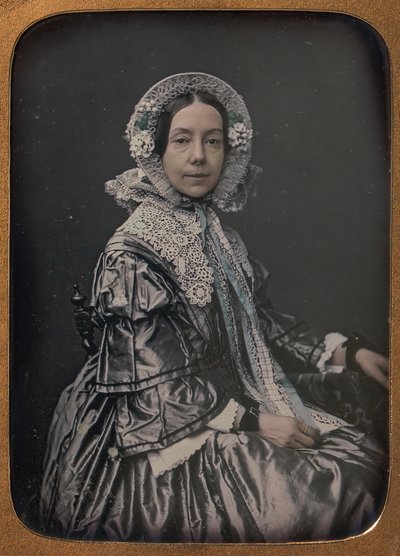 Donna di mezza età seduta vestita con eleganza da William Hardy Kent