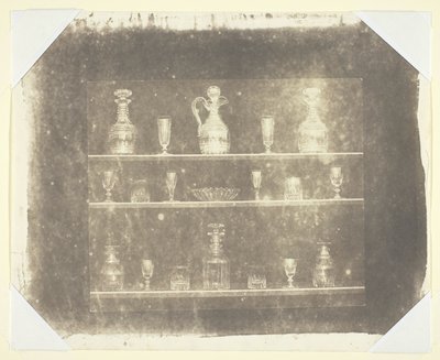 Articoli di vetro su tre ripiani da William Henry Fox Talbot
