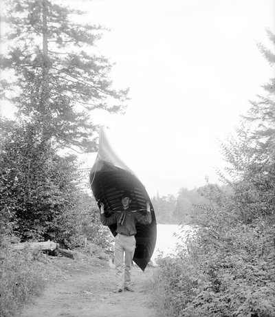 Trasporto della canoa nelle Montagne Adirondack da William Henry Jackson
