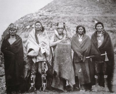 Persone Pawnee davanti a una capanna tribale di terra, c.1869 da William Henry Jackson