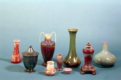 Gruppo di vasi e ciotole in terracotta realizzati alla Ruskin Pottery, 1898-1935 da William Howson Taylor