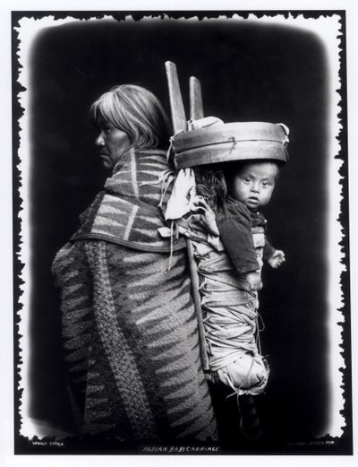 Donna Navajo che porta un bambino sulla schiena, c.1914 da William Carpenter