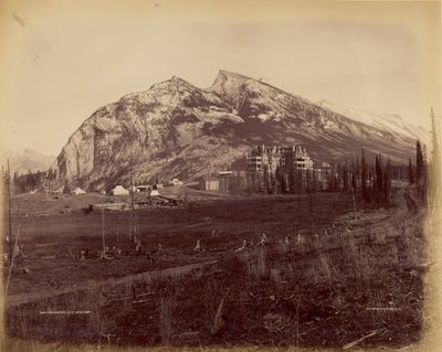 Twin Peaks e C.P.R. Hotel, Banff da William McFarlane Notman