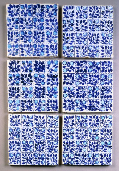 Sette piastrelle quadrate blu 