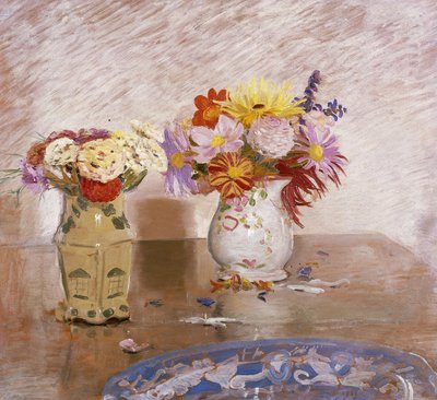 Due vasi di fiori e un piatto blu da William Nicholson