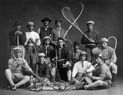 Squadra di lacrosse degli indiani canadesi, fotografata da William Notman (1826-1891) da William Notman