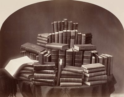 Natura morta con libri, 1870s-80s da William Notman.