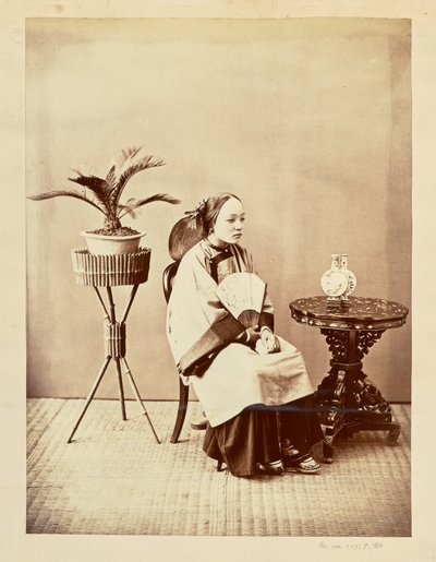 [Ritratto in studio di una giovane donna seduta con un ventaglio in mano]. da William Saunders