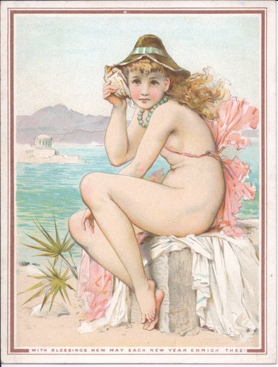 Cartolina di Capodanno vittoriana di una bellezza in spiaggia che tiene una conchiglia all