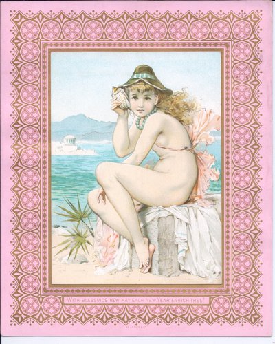 Cartolina di Capodanno vittoriana di una bellezza in spiaggia che tiene una conchiglia all