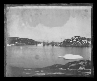 Una vista attraverso una baia verso le navi di ricerca Franklin sotto il comando del capitano Belcher da William Thomas Domville