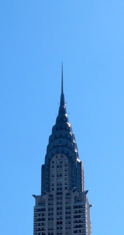 Il Chrysler Building è un grattacielo in stile Art Déco di New York, situato nella zona est di Manhattan. completato nel 1930. da William Van Alen
