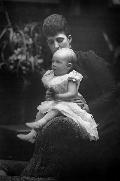 Principessa Luisa 1867-1931 con sua figlia Principessa Alessandra 1891-1959, 1893 da William and Daniel Downey