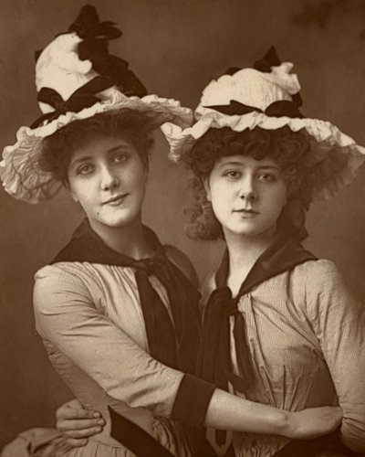 Due rose, Maude Millett e Annie Hughes, attrici britanniche, 1888 da William and Daniel Downey