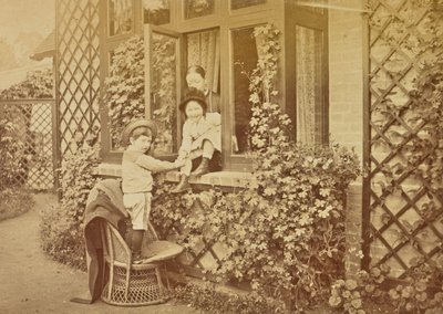 [Bambini che giocano alla finestra] da Willoughby Wallace Hooper