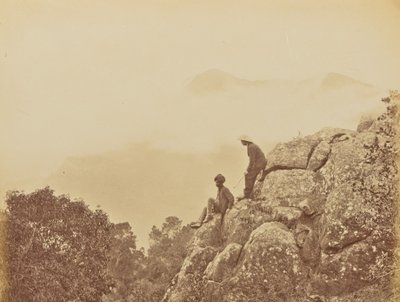 [Uomini in piedi su formazioni rocciose] da Willoughby Wallace Hooper