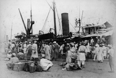 Molo del Principe, Bombay: pellegrini in partenza, anni 1870 da Willoughby Wallace Hooper