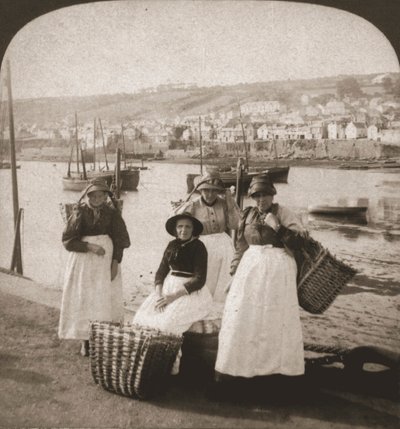 Pescivendole a Newlyn, Cornovaglia, 1900 da Works and Sun Sculpture Studios