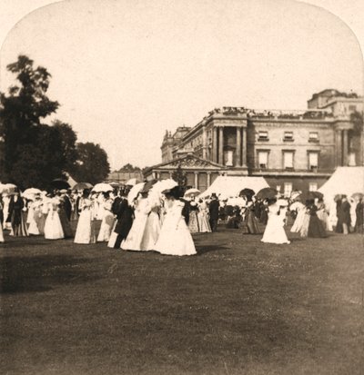 Festa in giardino, Buckingham Palace, Londra, Inghilterra, 1900 da Works and Sun Sculpture Studios